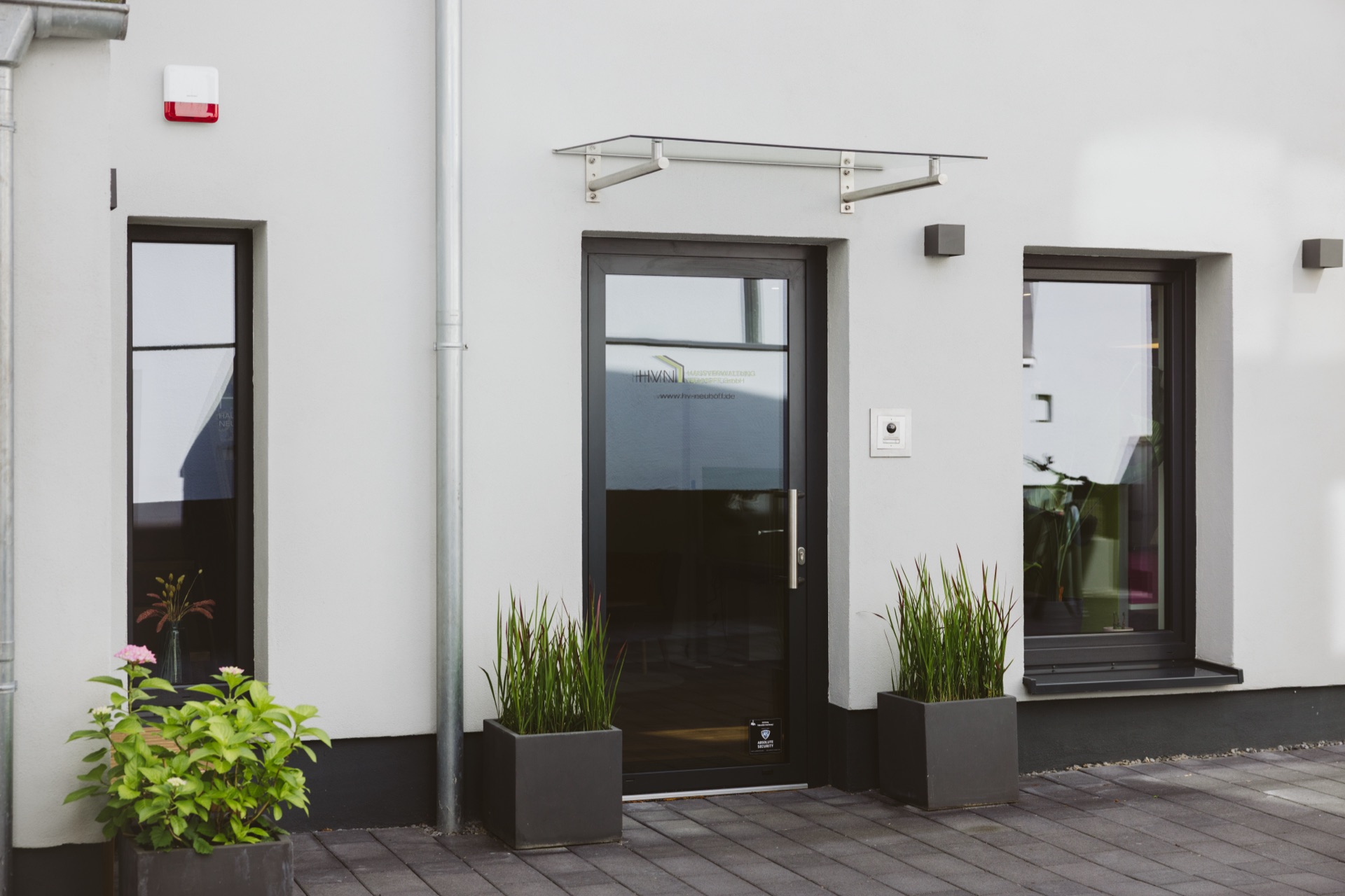 Moderner Eingangsbereich der HvN Hausverwaltung - Nachhaltigkeit und Werterhalt im Fokus