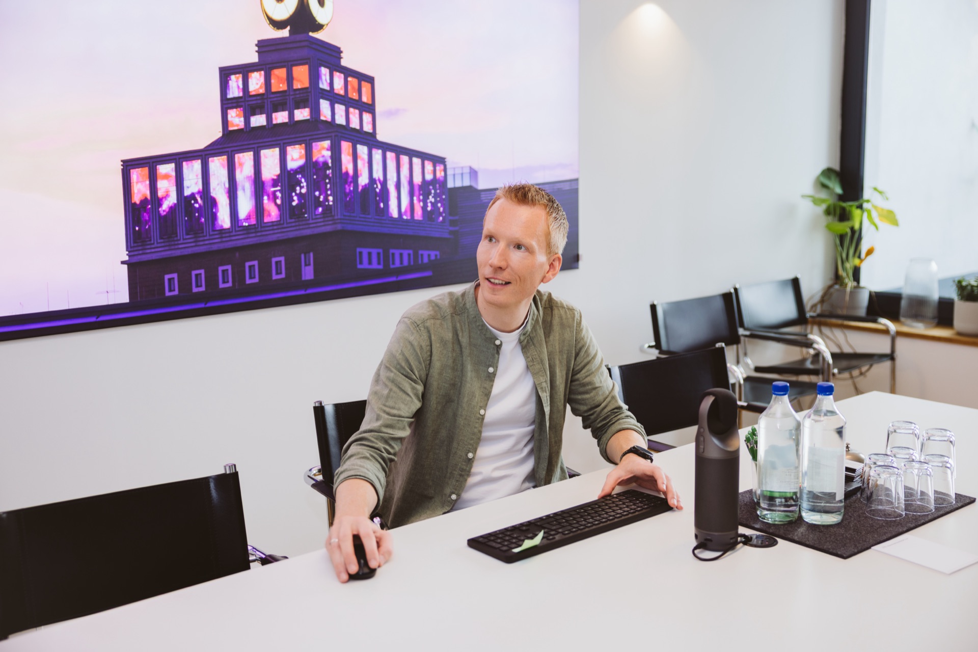 Dipl.-Kfm. Steffen Neuhoff, Geschäftsführer der HvN Hausverwaltung, in seinem Büro